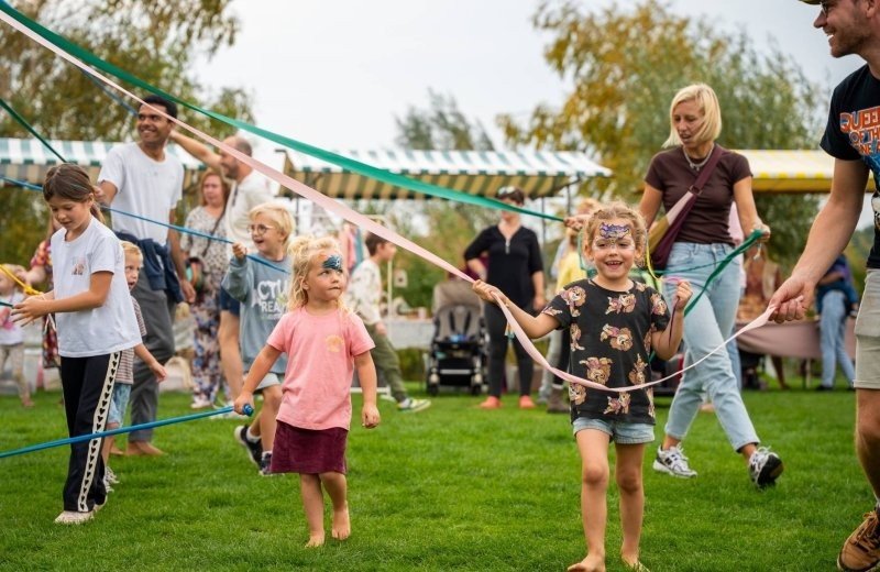 Lagerfeuer mit Bändern