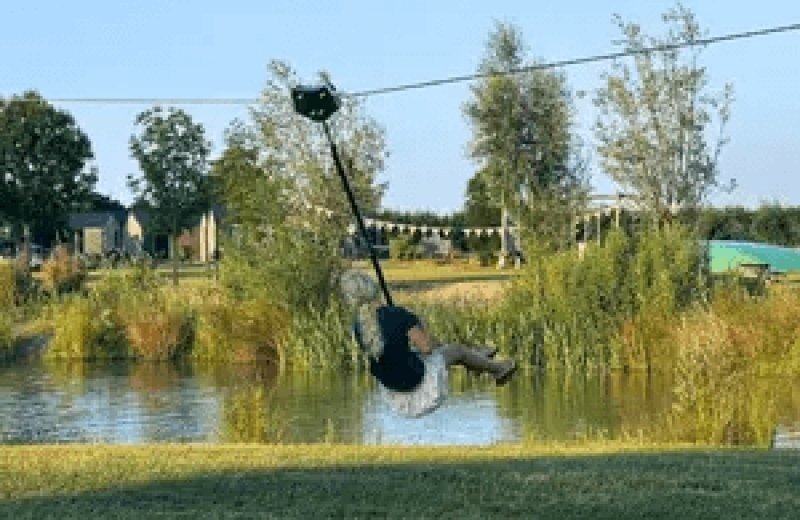 Spielplatz und Teich